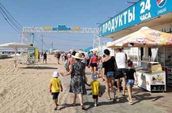 Люди идут на пляж Витязево
