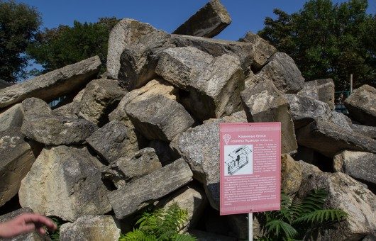 Каменные блоки склепа Геракла